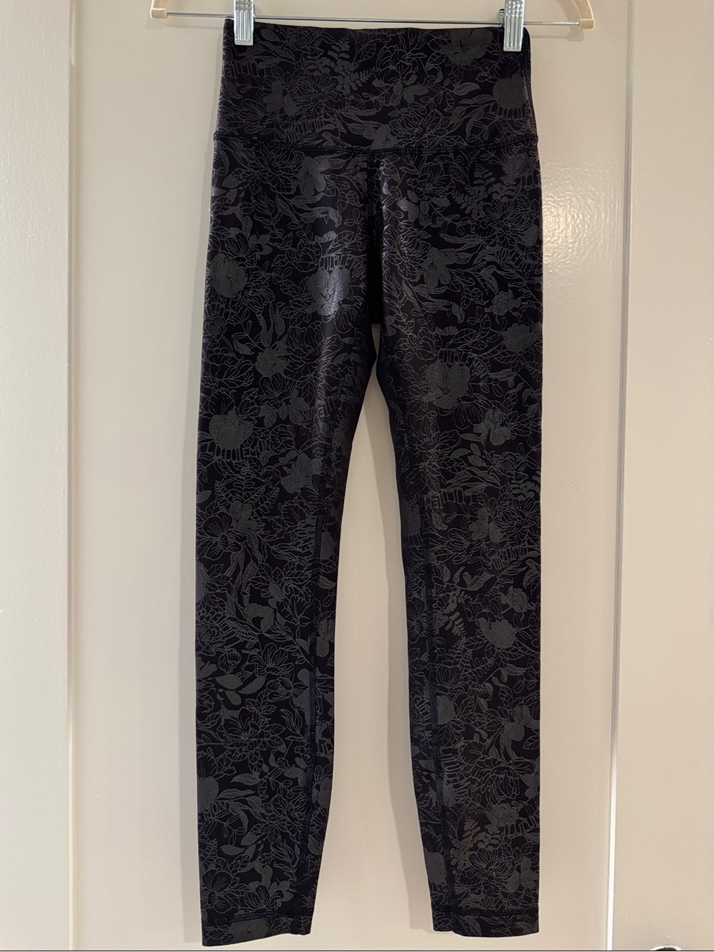 Lululemon Wunder Train High Rise Tight 25” in Foil Logo Flourish Black | Size 4